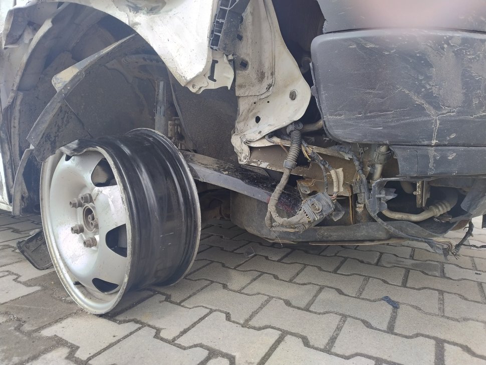 Ambulanță implicată într-un accident rutier, după ce o mașină nu i-a acordat prioritate 10382