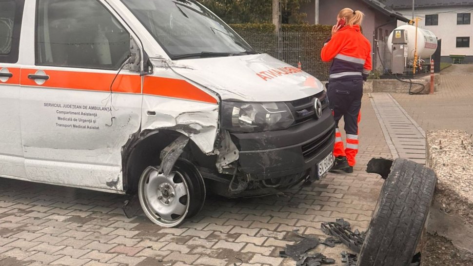 Ambulanță implicată într-un accident rutier, după ce o mașină nu i-a acordat prioritate 10387