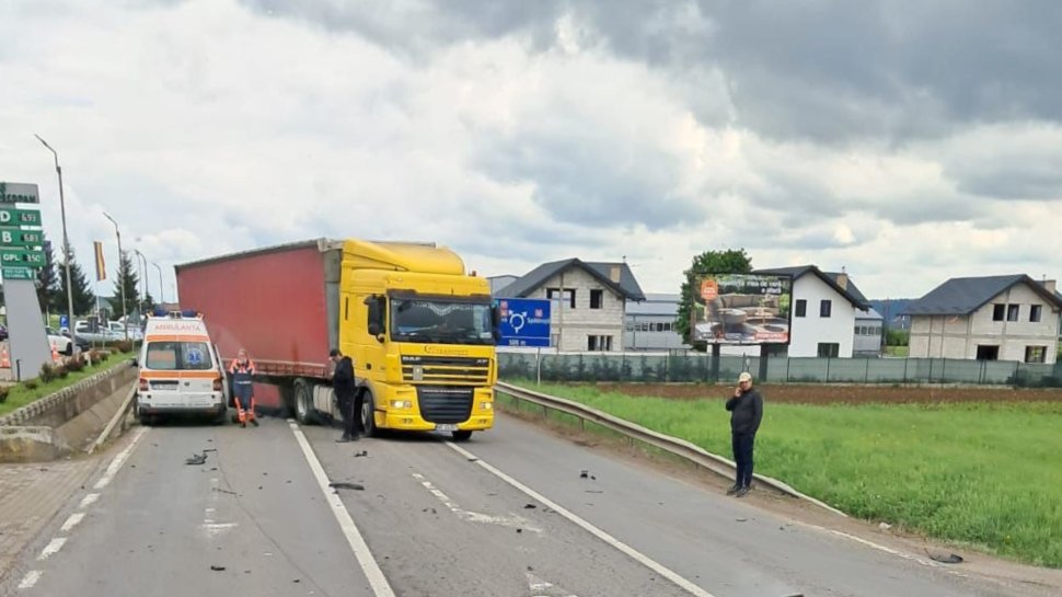 Ambulanță implicată într-un accident rutier, după ce o mașină nu i-a acordat prioritate 10388