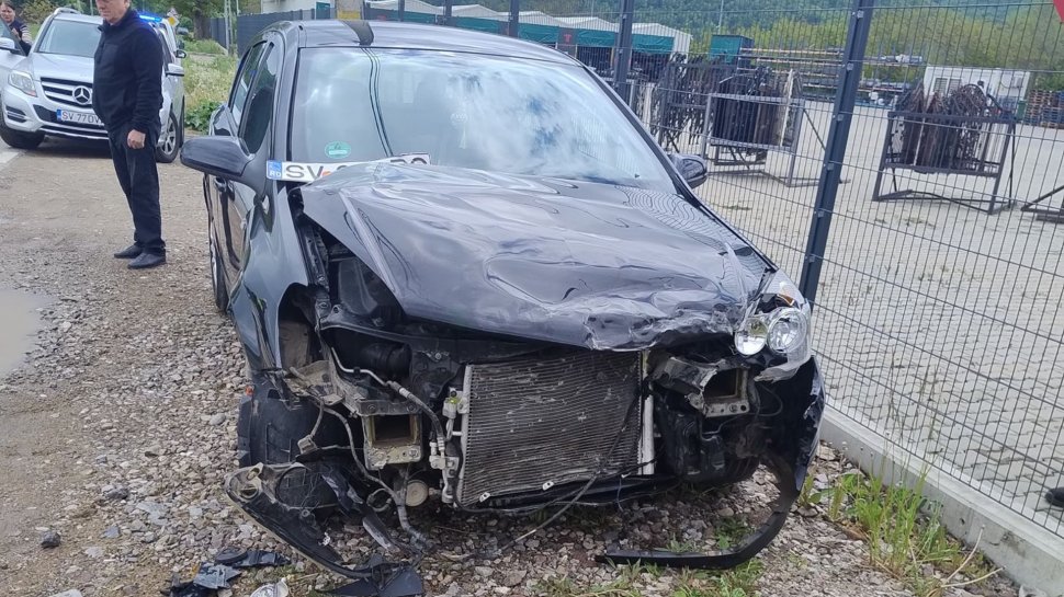 Ambulanță implicată într-un accident rutier, după ce o mașină nu i-a acordat prioritate 10389