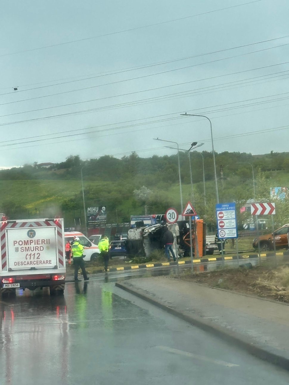 O autocisternă s-a răsturnat într-un sens giratoriu din municipiul Botoșani 10390