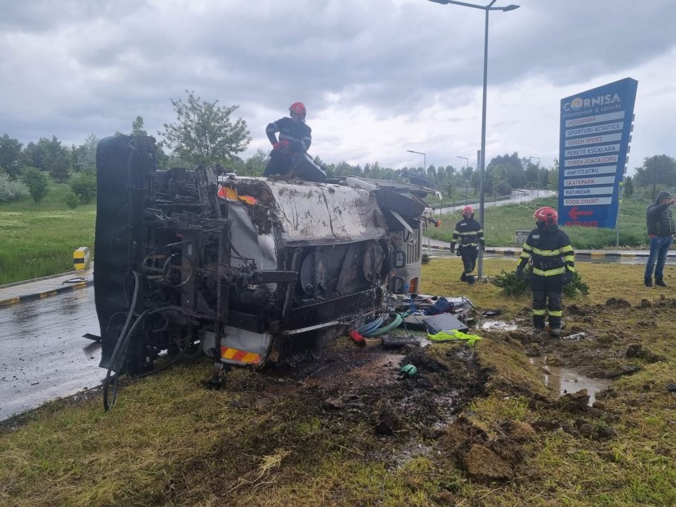 O autocisternă s-a răsturnat într-un sens giratoriu din municipiul Botoșani 10392