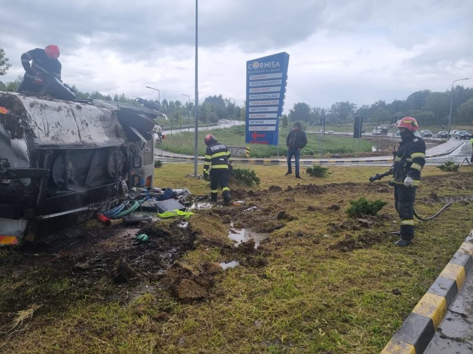 O autocisternă s-a răsturnat într-un sens giratoriu din municipiul Botoșani 10393