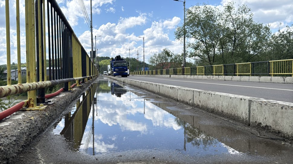 Trotuarele de pe podul Ițcani au ajuns ca niște lacuri, după ploile din ultimele zile 