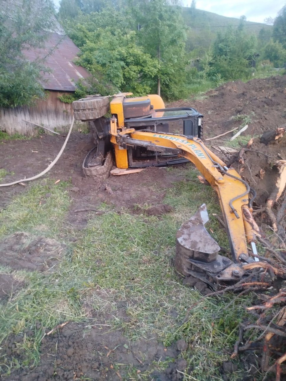 Rădășenean, prins cu piciorul sub mini-excavatorul cu care lucra 10402