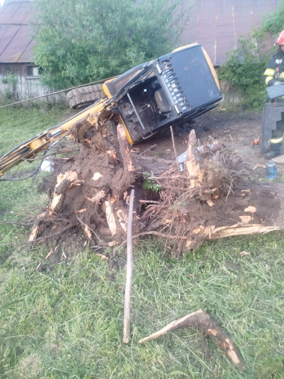 Rădășenean, prins cu piciorul sub mini-excavatorul cu care lucra 10403