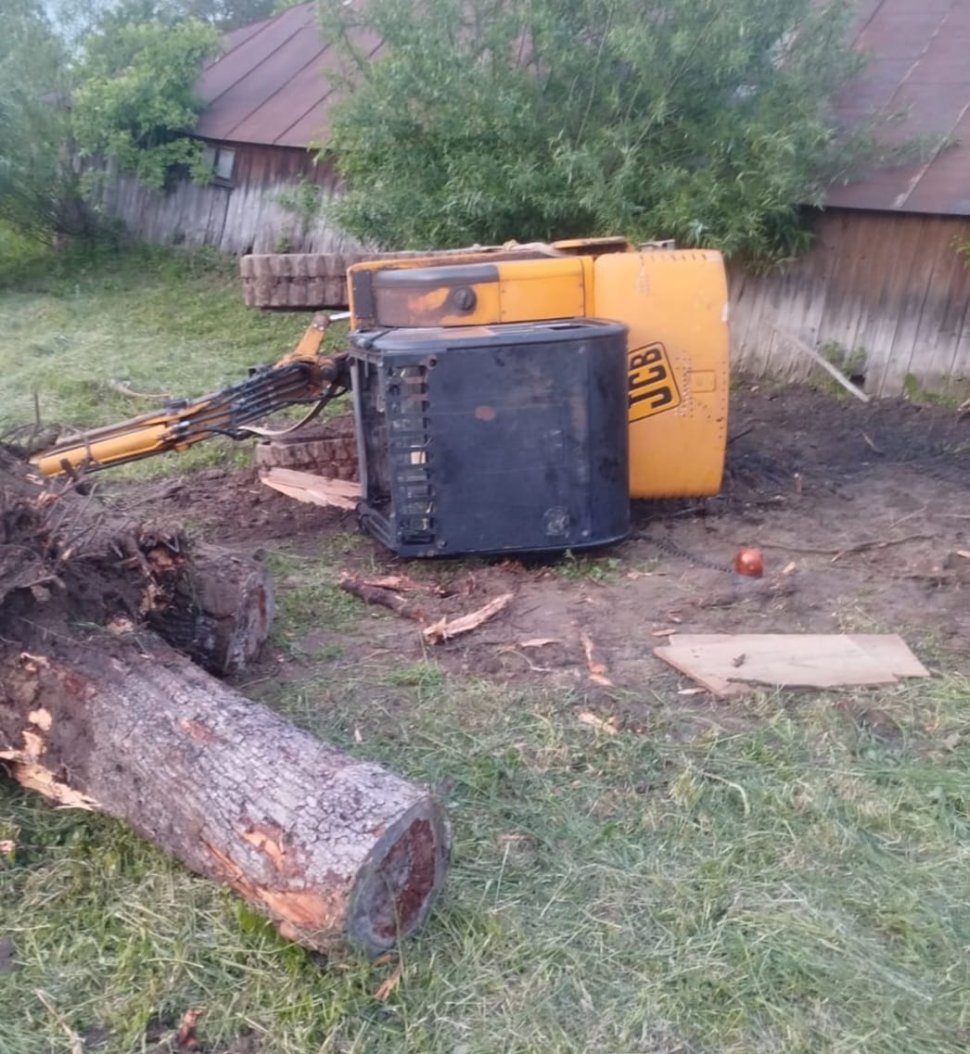 Rădășenean, prins cu piciorul sub mini-excavatorul cu care lucra 10404