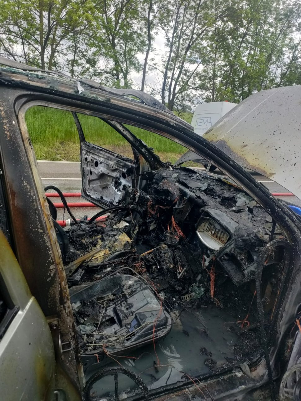 Autoturism făcut scrum în câteva minute, la Bunești 10465