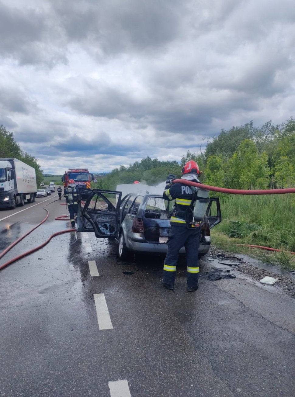 Autoturism făcut scrum în câteva minute, la Bunești 10466
