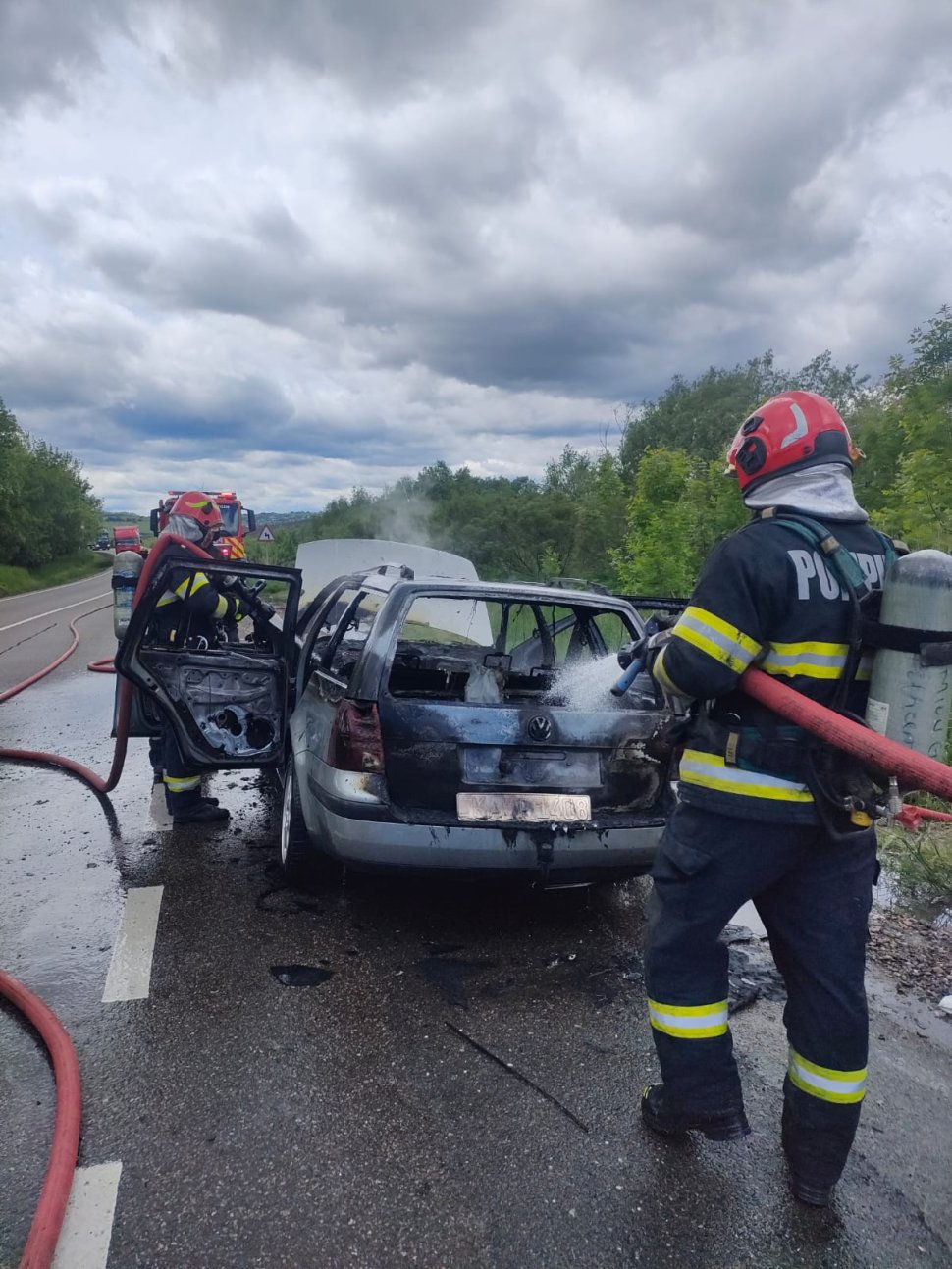 Autoturism făcut scrum în câteva minute, la Bunești