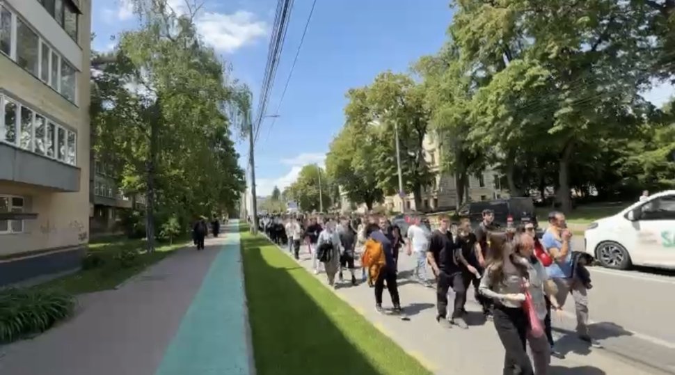 Mii de participanți au luat parte la marșul anti-violență, anti-drog și pentru prevenirea accidentelor rutiere 10487