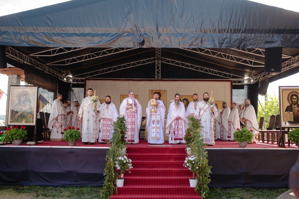 Maestrul Florin Piersic, omagiat la Straja cu Crucea Bucovinei, de hramul Sfinților Împărați Constantin și Elena 10496