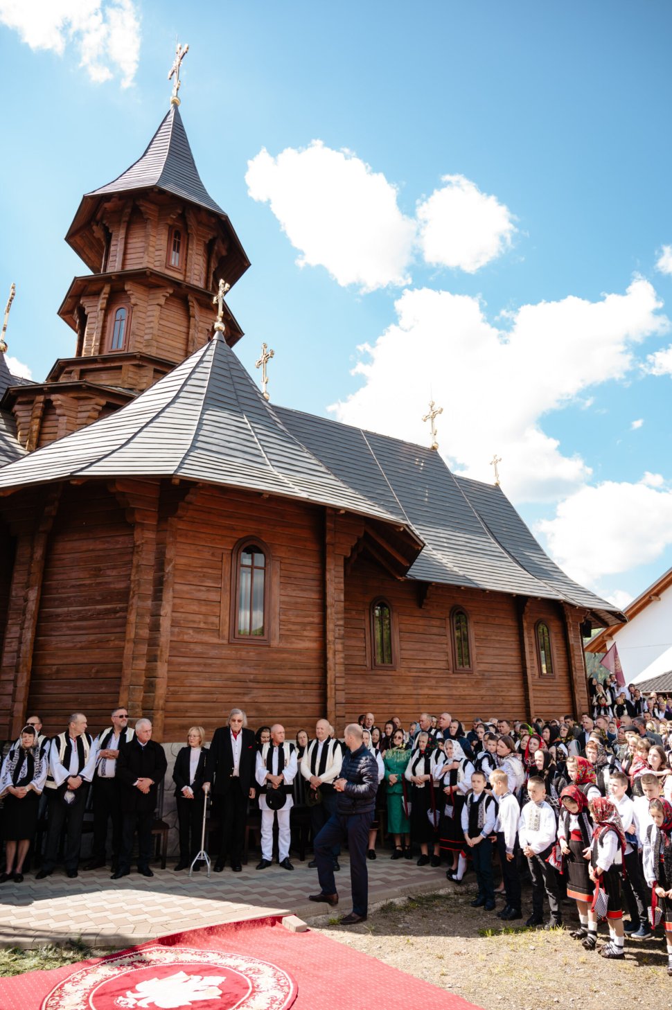 Maestrul Florin Piersic, omagiat la Straja cu Crucea Bucovinei, de hramul Sfinților Împărați Constantin și Elena 10497