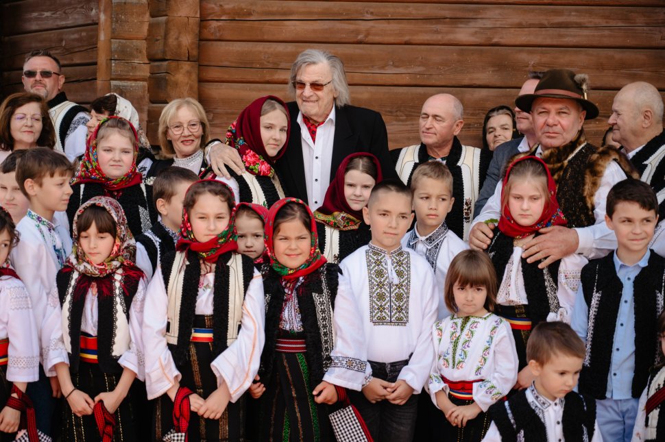 Maestrul Florin Piersic, omagiat la Straja cu Crucea Bucovinei, de hramul Sfinților Împărați Constantin și Elena 10498