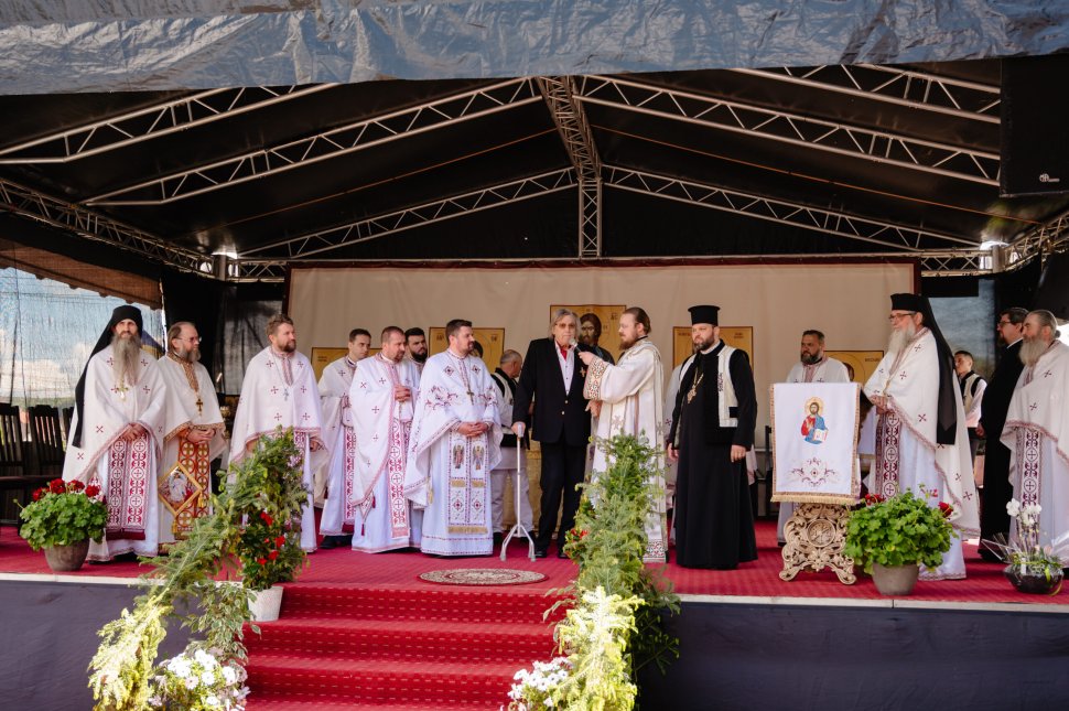 Maestrul Florin Piersic, omagiat la Straja cu Crucea Bucovinei, de hramul Sfinților Împărați Constantin și Elena 10499