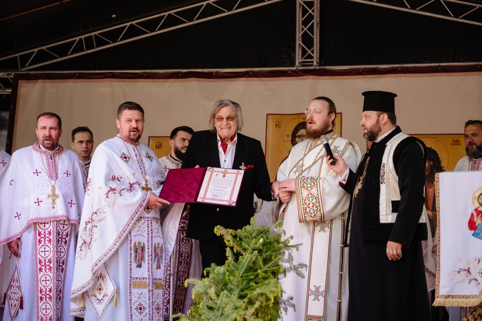 Maestrul Florin Piersic, omagiat la Straja cu Crucea Bucovinei, de hramul Sfinților Împărați Constantin și Elena 10500