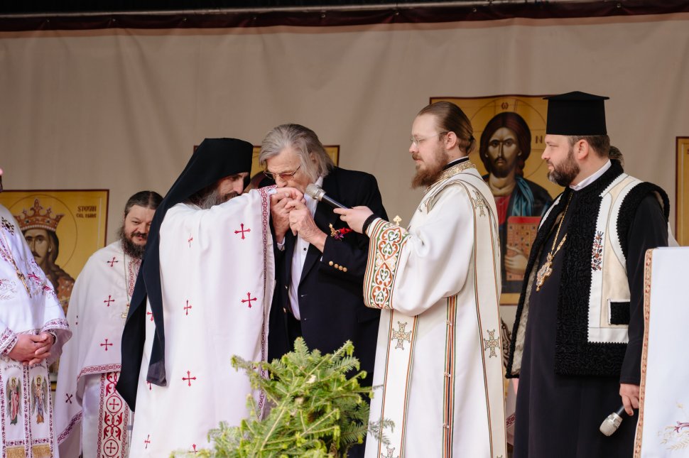 Maestrul Florin Piersic, omagiat la Straja cu Crucea Bucovinei, de hramul Sfinților Împărați Constantin și Elena 10501