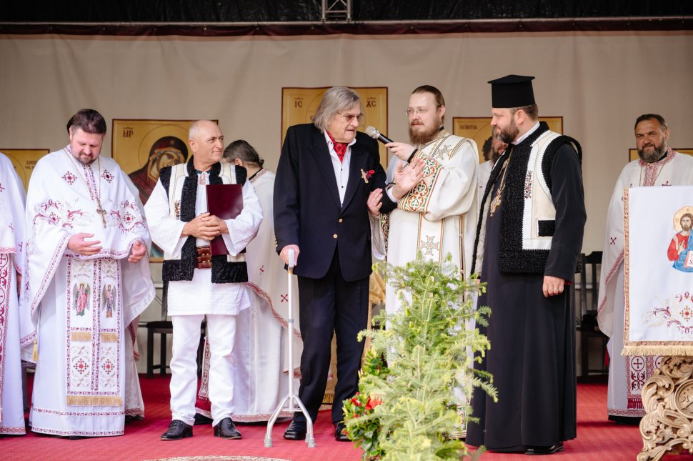 Maestrul Florin Piersic, omagiat la Straja cu Crucea Bucovinei, de hramul Sfinților Împărați Constantin și Elena 10502