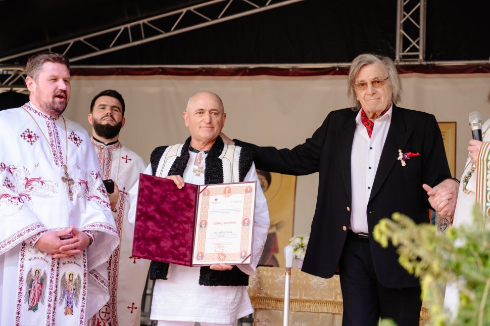 Maestrul Florin Piersic, omagiat la Straja cu Crucea Bucovinei, de hramul Sfinților Împărați Constantin și Elena 10503