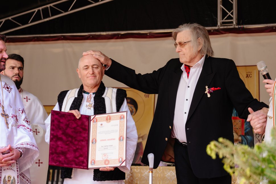 Maestrul Florin Piersic, omagiat la Straja cu Crucea Bucovinei, de hramul Sfinților Împărați Constantin și Elena 10504