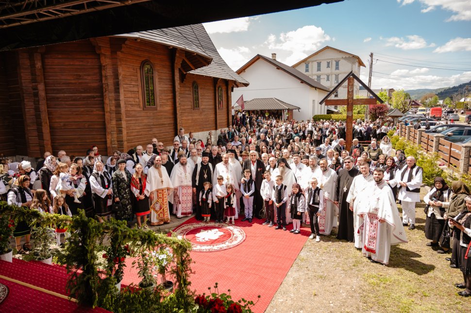 Maestrul Florin Piersic, omagiat la Straja cu Crucea Bucovinei, de hramul Sfinților Împărați Constantin și Elena 10505