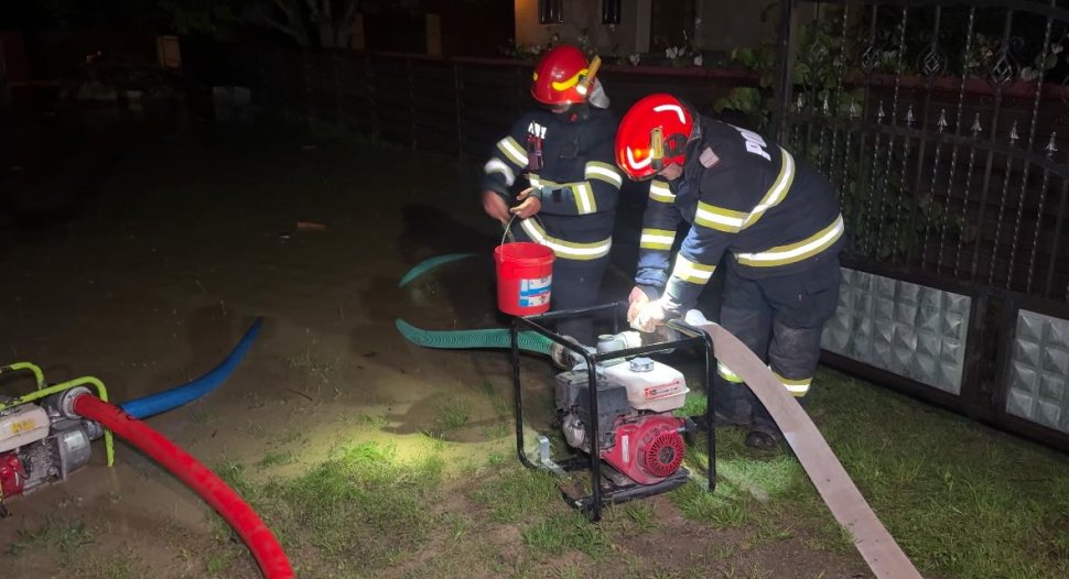 Râul Râșca a ieșit din matcă și a inundat mai multe gospodării la intrarea în comuna Boroaia 10518