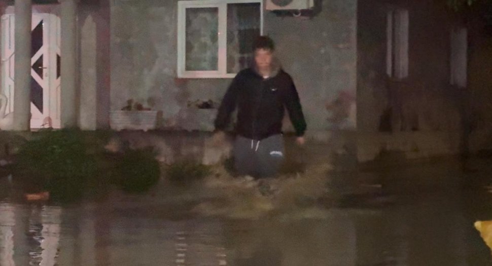 Râul Râșca a ieșit din matcă și a inundat mai multe gospodării la intrarea în comuna Boroaia 10519