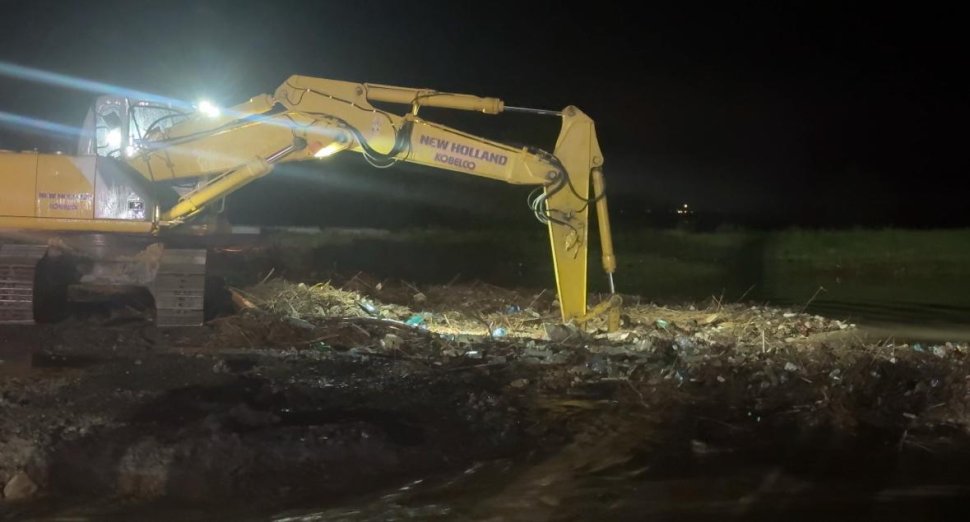 Râul Râșca a ieșit din matcă și a inundat mai multe gospodării la intrarea în comuna Boroaia 10520