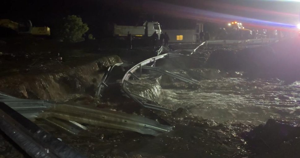 Râul Râșca a ieșit din matcă și a inundat mai multe gospodării la intrarea în comuna Boroaia 10521