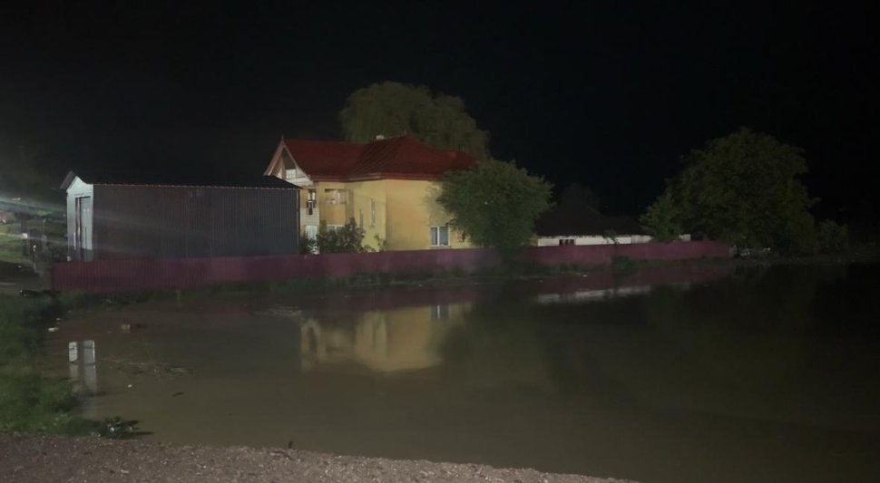 Râul Râșca a ieșit din matcă și a inundat mai multe gospodării la intrarea în comuna Boroaia 10522