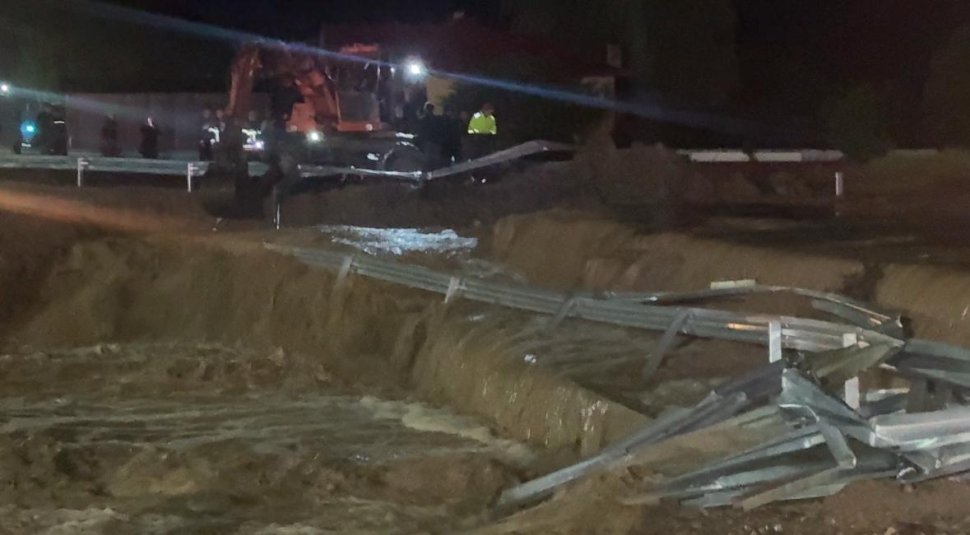 Râul Râșca a ieșit din matcă și a inundat mai multe gospodării la intrarea în comuna Boroaia 10523