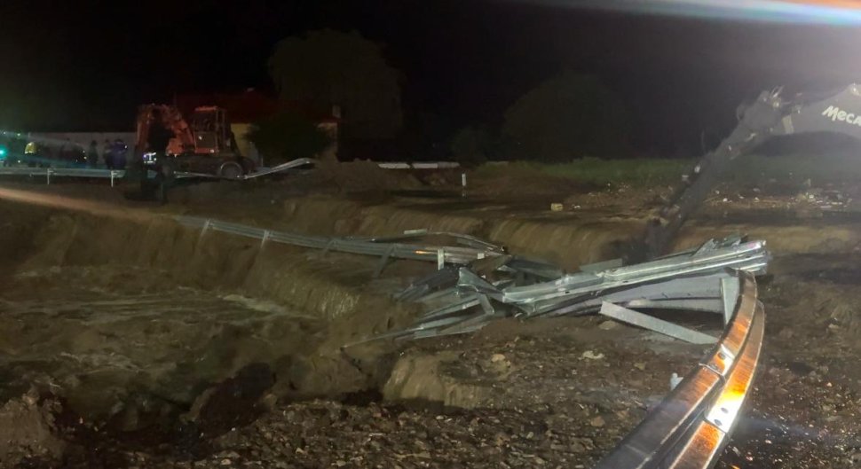 Râul Râșca a ieșit din matcă și a inundat mai multe gospodării la intrarea în comuna Boroaia 10524