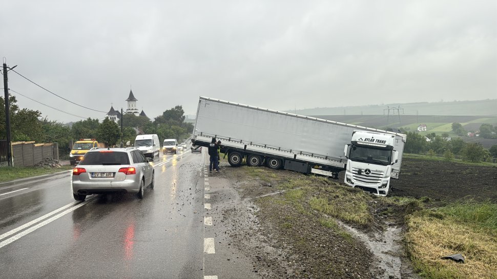 Un tir a fost scăpat de sub control și a ajuns pe câmp, la Cumpărătura