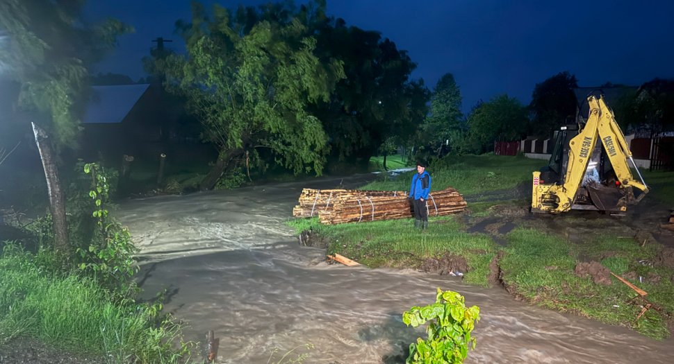 Curți inundate, poduri distruse și case izolate în comuna Râșca, luptă cu puhoaiele la Boroaia 10543