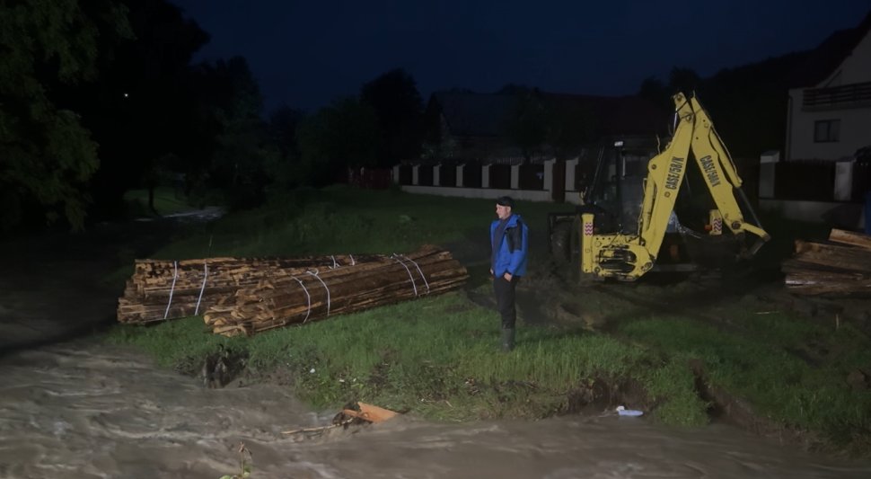 Curți inundate, poduri distruse și case izolate în comuna Râșca, luptă cu puhoaiele la Boroaia 10544