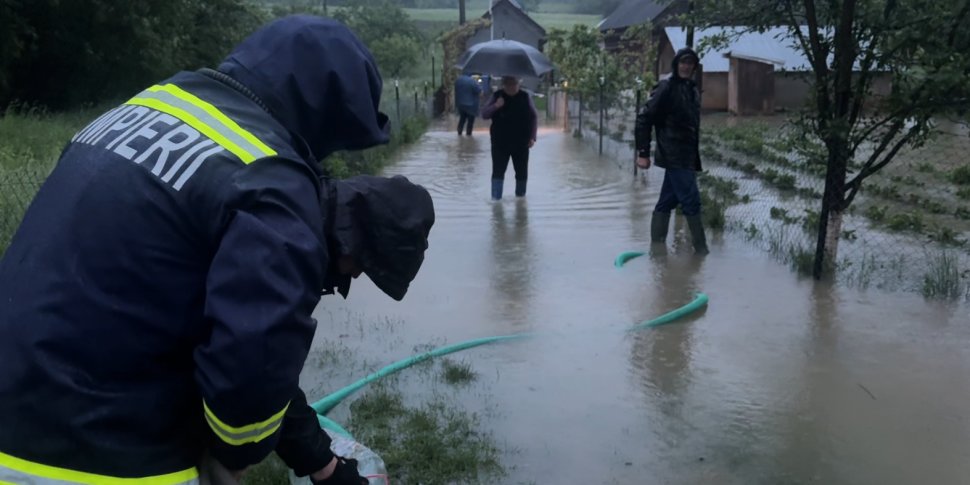 Curți inundate, poduri distruse și case izolate în comuna Râșca, luptă cu puhoaiele la Boroaia 10545
