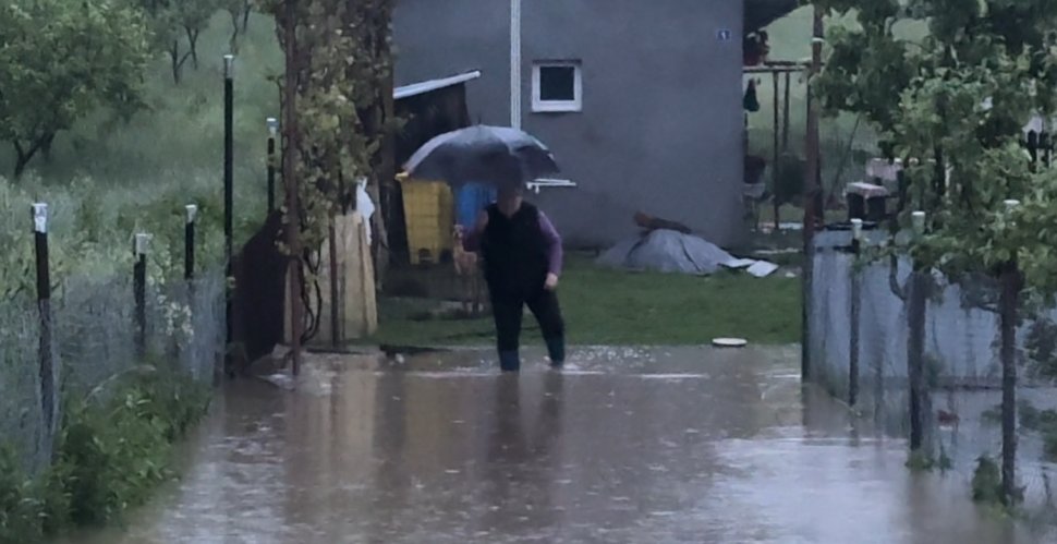 Curți inundate, poduri distruse și case izolate în comuna Râșca, luptă cu puhoaiele la Boroaia 10546