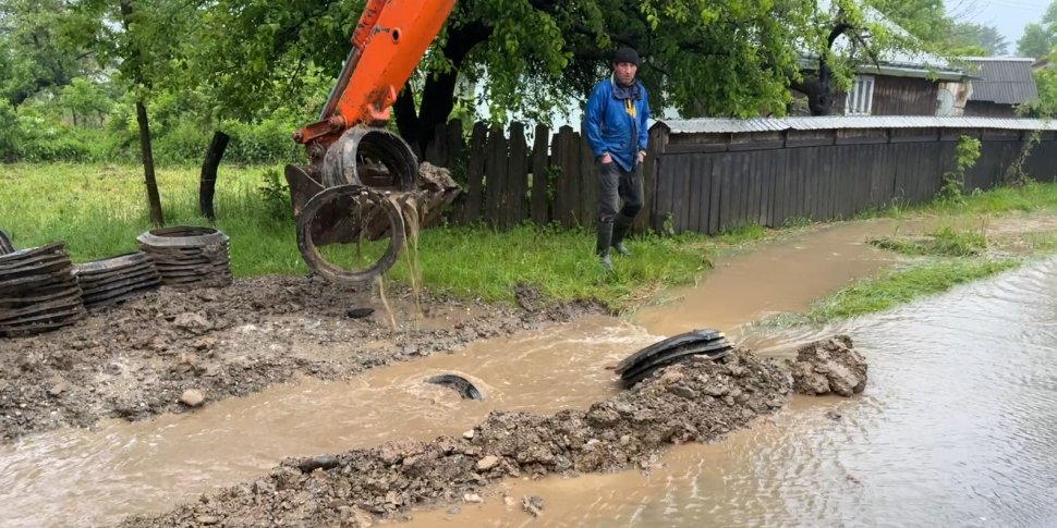 Curți inundate, poduri distruse și case izolate în comuna Râșca, luptă cu puhoaiele la Boroaia 10547