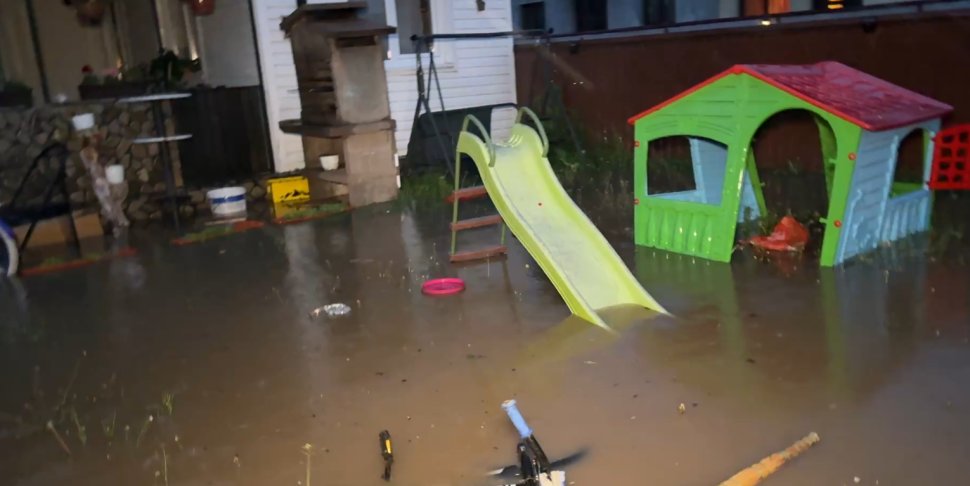 Curți inundate, poduri distruse și case izolate în comuna Râșca, luptă cu puhoaiele la Boroaia 10548