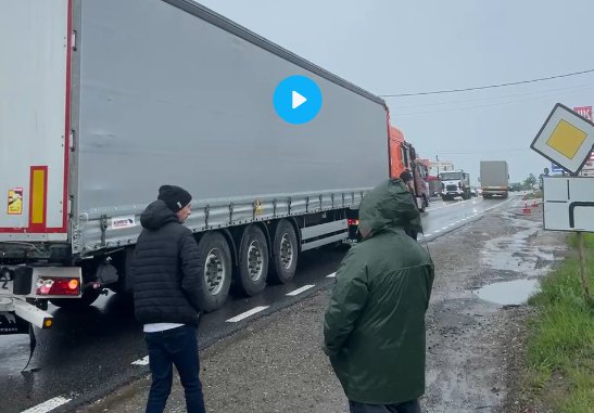 Incident rutier la Spătărești: o camionetă, prinsă între două TIR-uri 10559