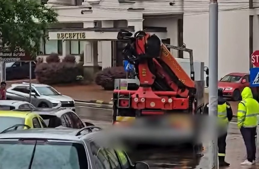 Un șofer, la un pas de moarte pe o stradă din Suceava, după ce a rămas prins sub roțile unui camion