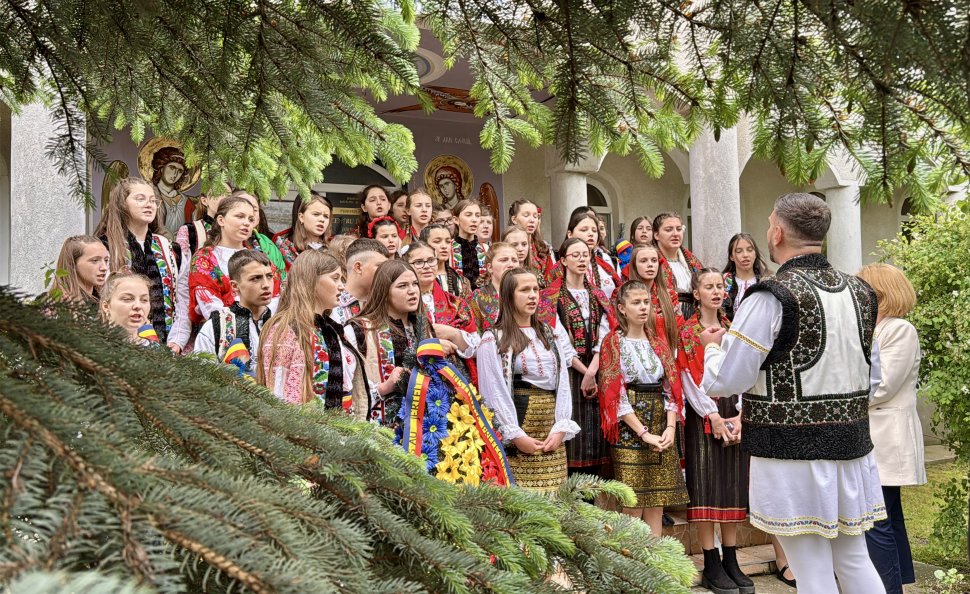 Sute de oameni s-au adunat în centrul localității de Ziua Comunei Boroaia, într-o zi însorită după ploi îndelungate 10581