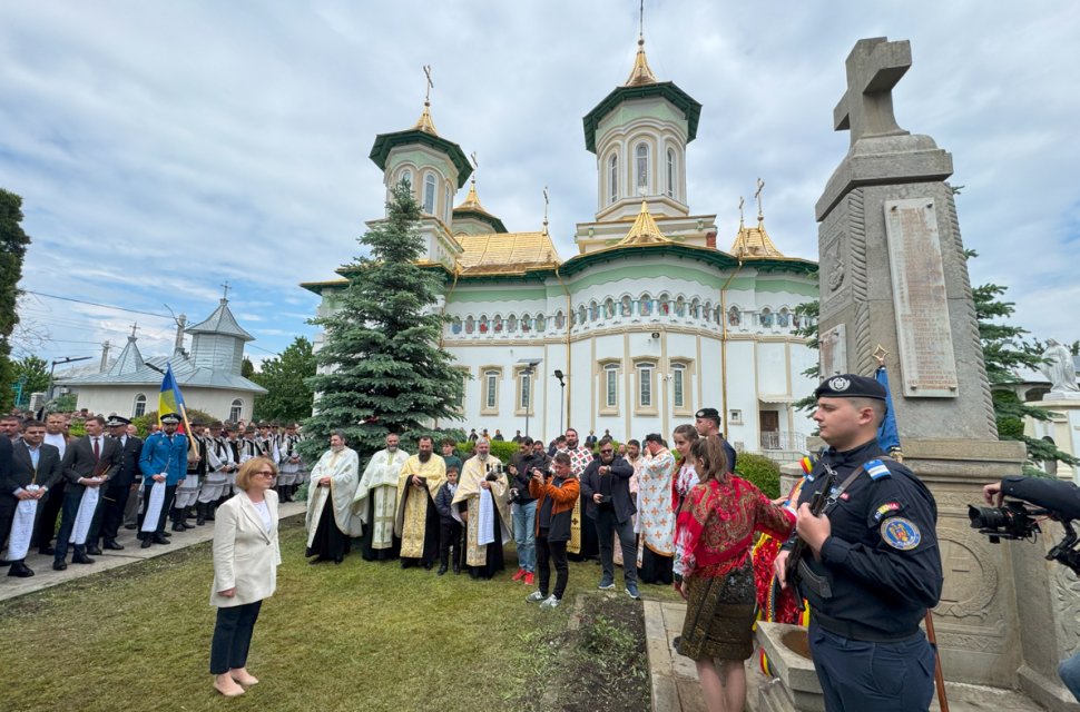 Sute de oameni s-au adunat în centrul localității de Ziua Comunei Boroaia, într-o zi însorită după ploi îndelungate 10586