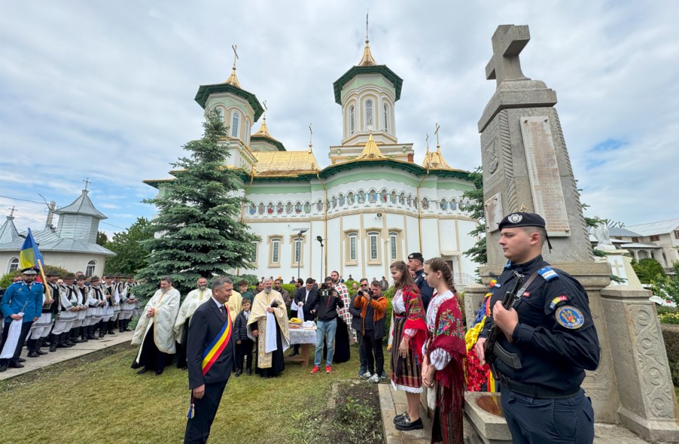 Sute de oameni s-au adunat în centrul localității de Ziua Comunei Boroaia, într-o zi însorită după ploi îndelungate 10587