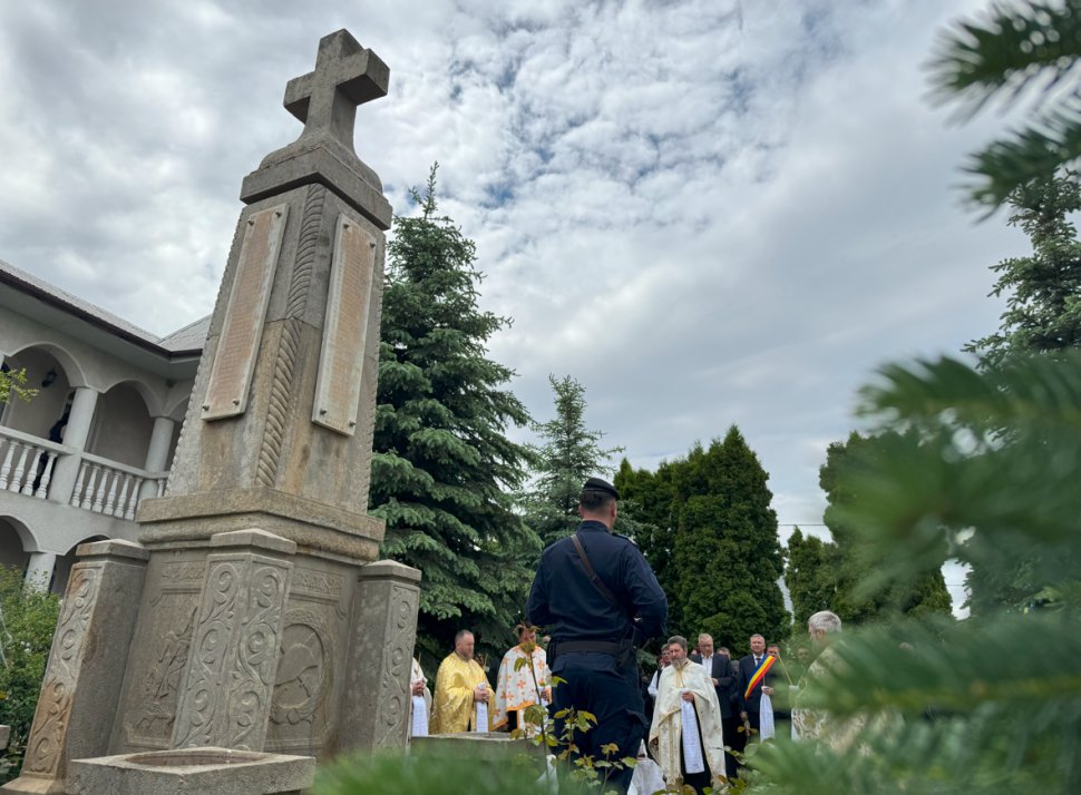 Sute de oameni s-au adunat în centrul localității de Ziua Comunei Boroaia, într-o zi însorită după ploi îndelungate 10590