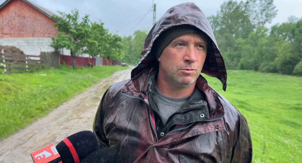 Zeci de familii au rămas izolate la Valea Glodului, după ce apa a distrus singura cale de acces 10574