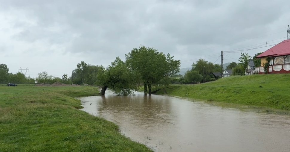 Zeci de familii au rămas izolate la Valea Glodului, după ce apa a distrus singura cale de acces 10575