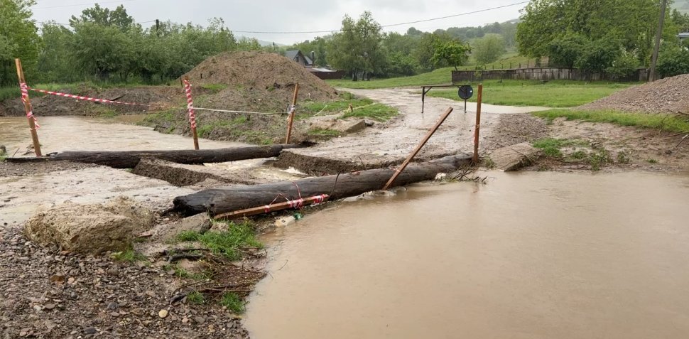 Zeci de familii au rămas izolate la Valea Glodului, după ce apa a distrus singura cale de acces 10577