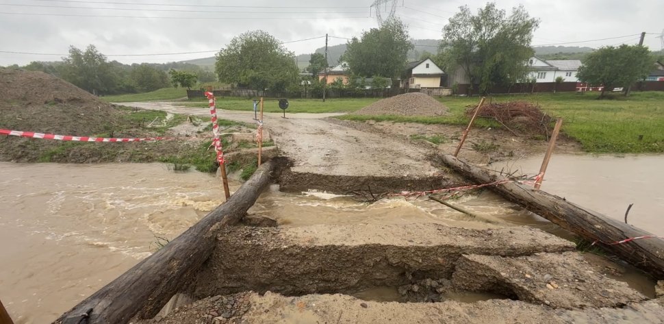 Zeci de familii au rămas izolate la Valea Glodului, după ce apa a distrus singura cale de acces 10578
