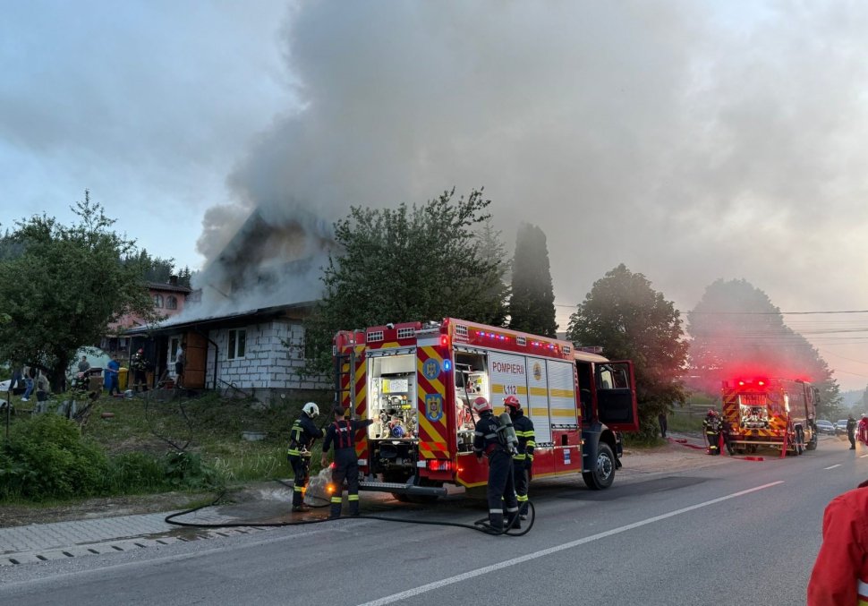 Casă salvată în ultimul moment din calea flăcărilor, la Vatra Dornei